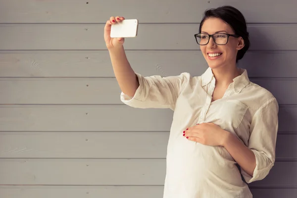 Mulher de negócios grávida com gadget — Fotografia de Stock