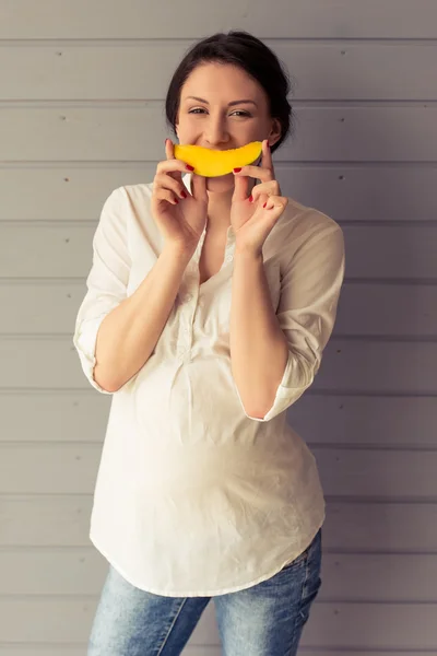 Mujer embarazada hermosa — Foto de Stock