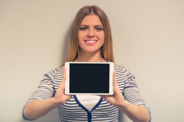 Çekici kız ile becerikli alet