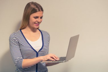 Çekici kız ile becerikli alet