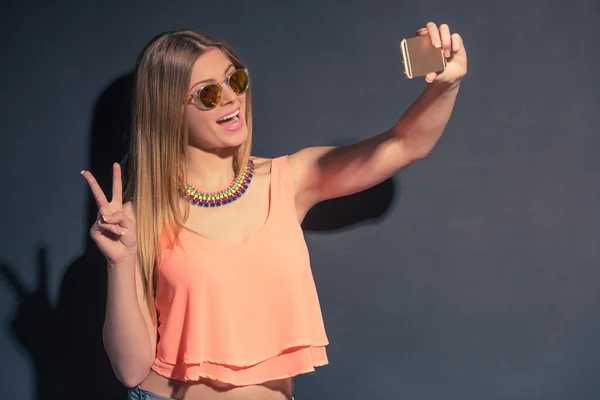 Menina de verão com gadget — Fotografia de Stock