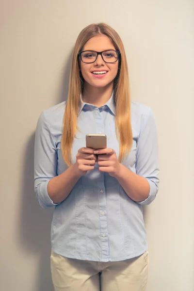 Business meisje met gadget — Stockfoto