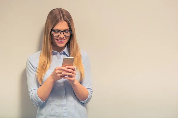 Business meisje met gadget — Stockfoto