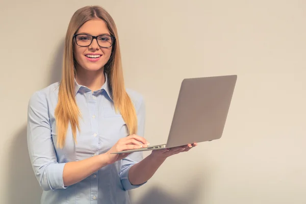 Business-Mädchen mit Gadget — Stockfoto