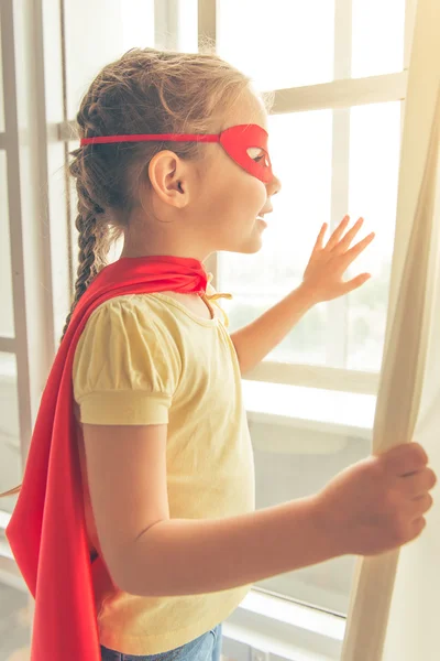 Menina jogando super-herói — Fotografia de Stock