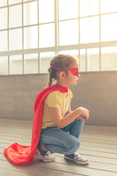 Menina jogando super-herói — Fotografia de Stock