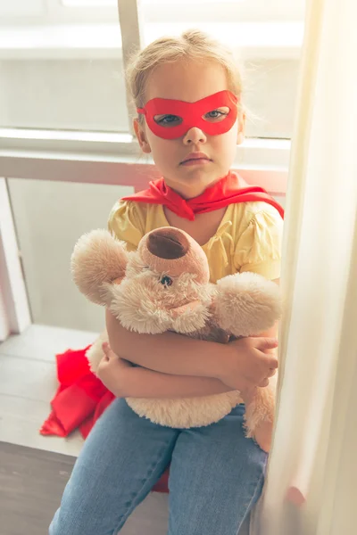 Mädchen spielt Superheldin — Stockfoto