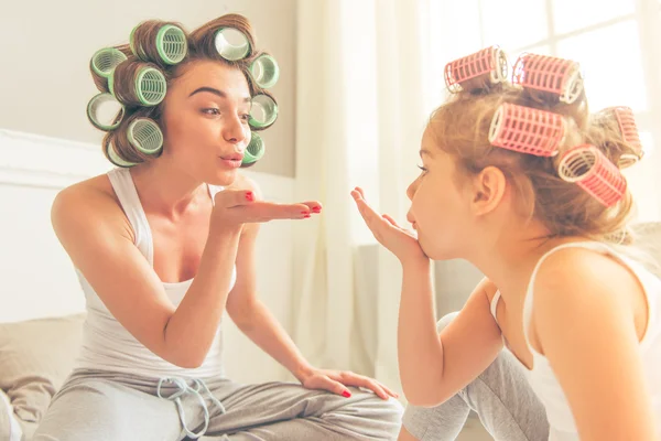 Mãe e filha em casa — Fotografia de Stock