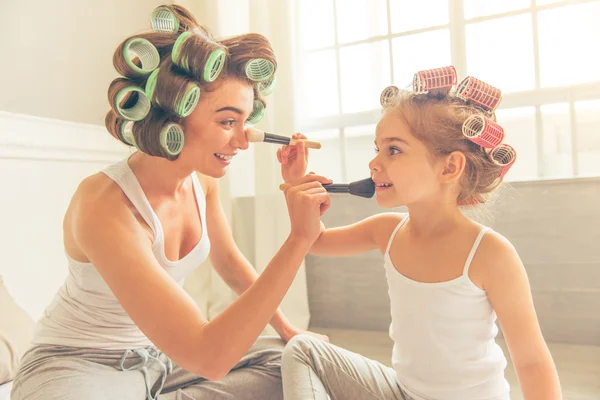 Mutter und Tochter zu Hause — Stockfoto