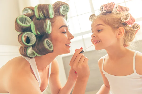 Mãe e filha em casa — Fotografia de Stock