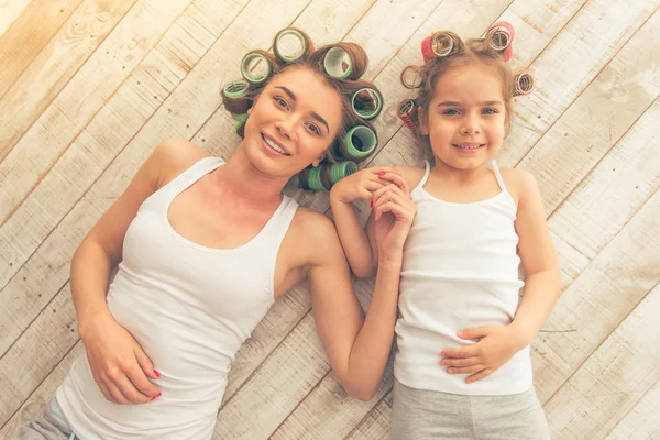 Mamma e figlia a casa — Foto Stock