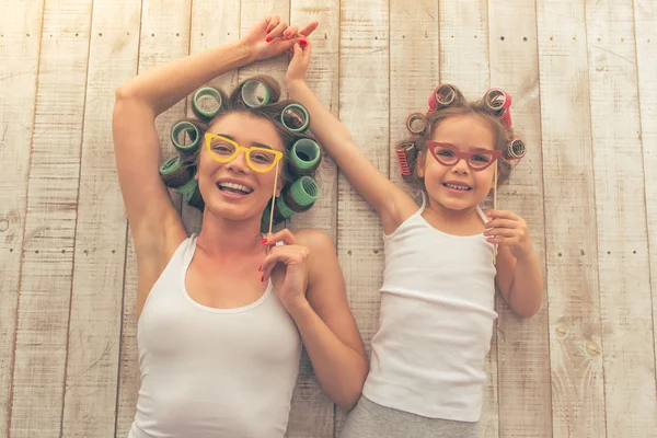 Mãe e filha em casa — Fotografia de Stock