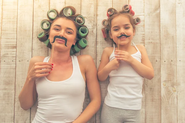 Moeder en dochter thuis — Stockfoto