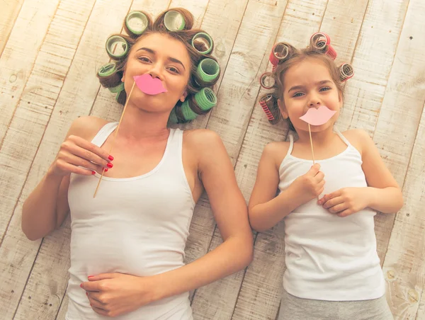 Moeder en dochter thuis — Stockfoto