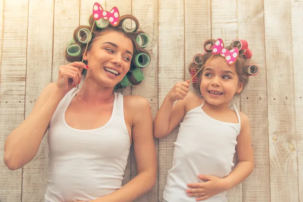 Mãe e filha em casa — Fotografia de Stock