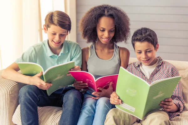 Adolescenti a casa — Foto Stock