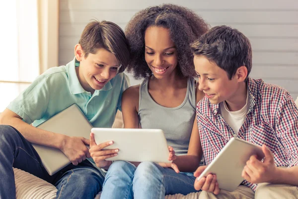 Adolescenti con gadget a casa — Foto Stock