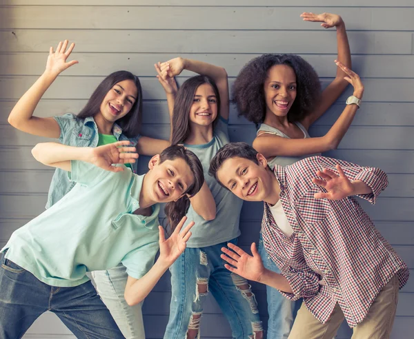 Felices amigos adolescentes — Foto de Stock