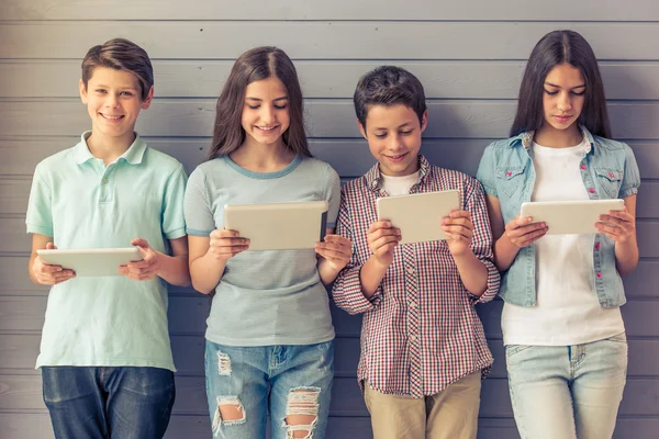 Adolescentes con aparatos — Foto de Stock