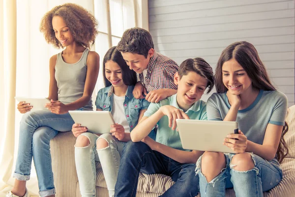 Adolescentes con gadgets en casa —  Fotos de Stock