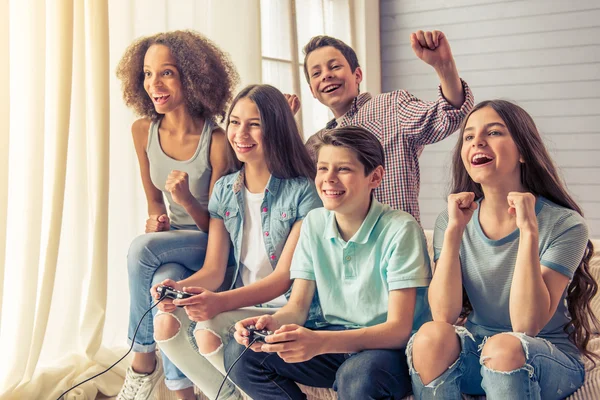 Adolescentes en casa —  Fotos de Stock