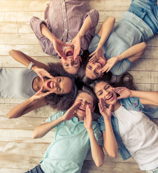 Felices amigos adolescentes — Foto de Stock