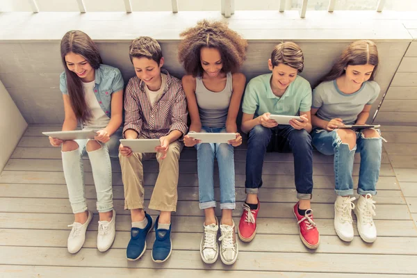 Adolescentes com gadgets — Fotografia de Stock
