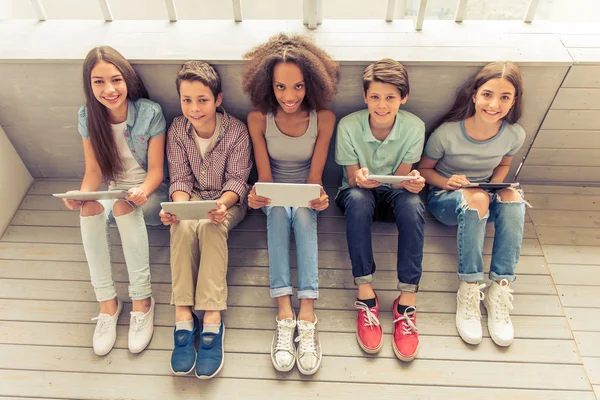 Les adolescents avec des gadgets — Photo