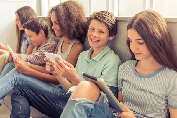 Teenagers with gadgets — Stock Photo, Image