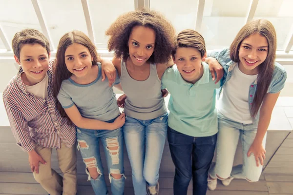 Felices amigos adolescentes — Foto de Stock