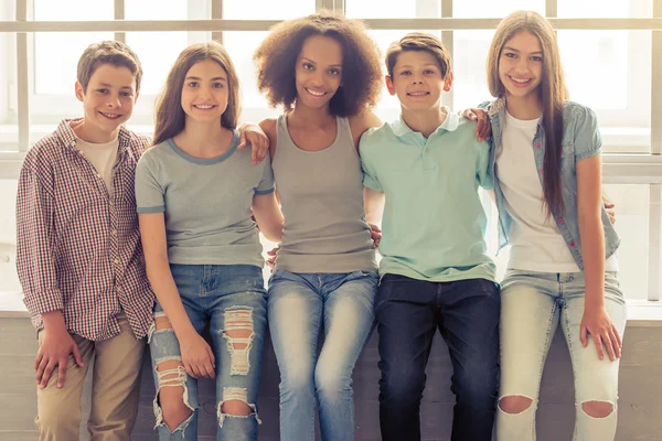 Glückliche Teenager-Freunde — Stockfoto