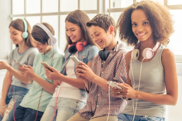 Teenagers with gadgets — Stock Photo, Image