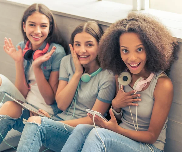 Atractivas chicas adolescentes con gadgets — Foto de Stock