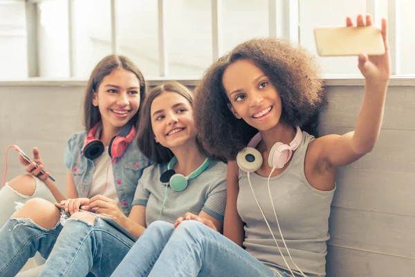 Meninas adolescentes atraentes com gadgets — Fotografia de Stock