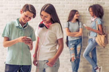 Gençler becerikli alet ile 