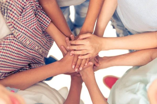 Glückliche Teenager-Freunde — Stockfoto