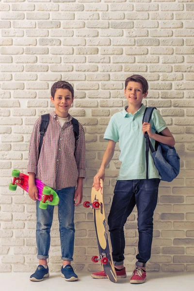 Felices amigos adolescentes — Foto de Stock