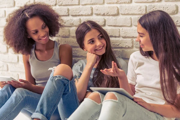 Ragazze adolescenti attraenti con gadget — Foto Stock