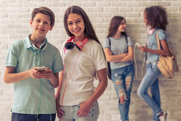 Adolescenti con gadget — Foto Stock