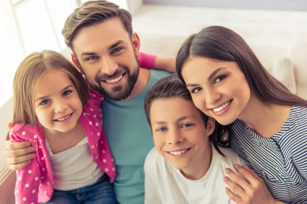 Familia en casa — Foto de Stock