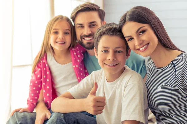 Família em casa — Fotografia de Stock