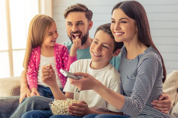 Familia en casa —  Fotos de Stock