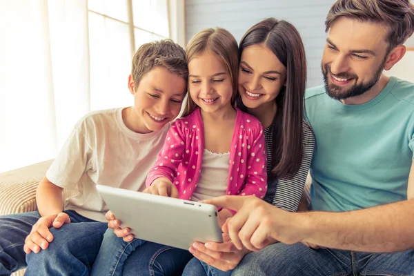 Familie zu Hause — Stockfoto