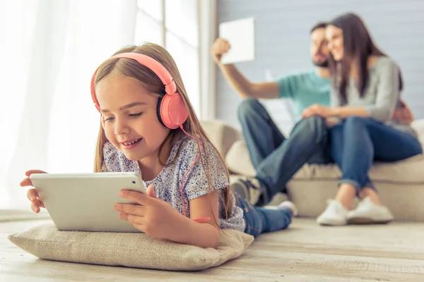 Famiglia a casa — Foto Stock