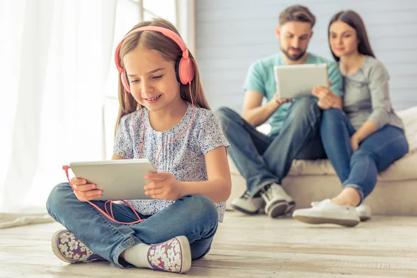 Famiglia a casa — Foto Stock