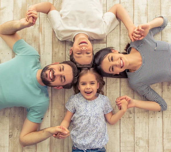 Gemeinsam glückliche Familie — Stockfoto