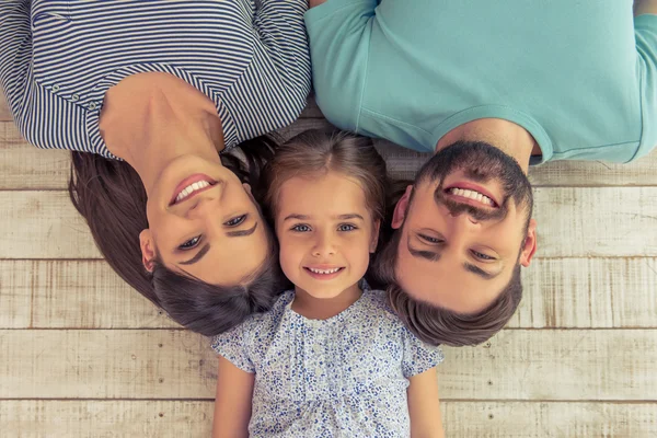 Gemeinsam glückliche Familie — Stockfoto