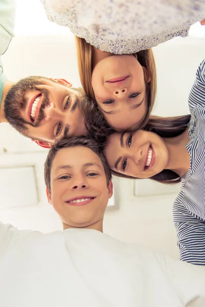 Familia feliz juntos — Foto de Stock