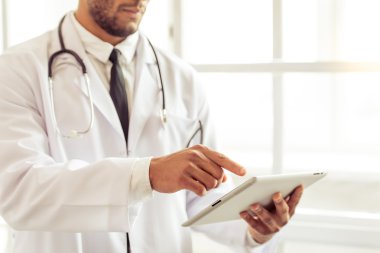 Yakışıklı Afro Amerikalı doktor