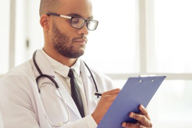 Yakışıklı Afro Amerikalı doktor